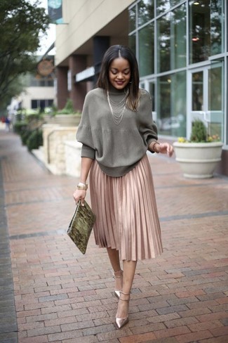 С чем носить серый свитер женщине: Если на работе у тебя довольно демократичный дресс-код, обрати внимание на образ из серого свитера и розовой юбки-миди со складками. Серебряные кожаные туфли — прекрасный выбор, чтобы дополнить образ.