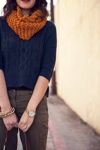 С чем носить оранжевый вязаный шарф женщине: Если в одежде ты делаешь ставку на комфорт и практичность, темно-синий вязаный свитер и оранжевый вязаный шарф — классный вариант для стильного лука на каждый день.
