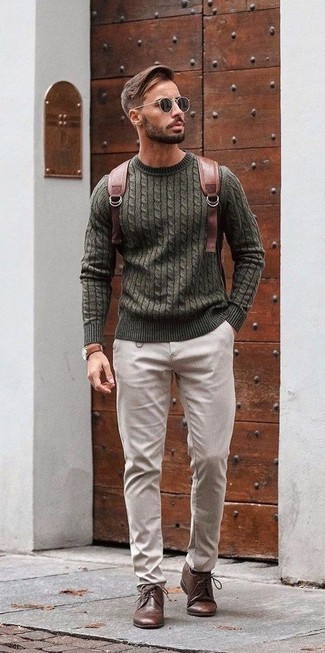 Как носить вязаный свитер с брогами в 30 лет: Ансамбль из вязаного свитера и бежевых брюк чинос позволит воплотить в твоем ансамбле городской стиль современного мужчины. Такой образ легко получает свежее прочтение в паре с брогами.