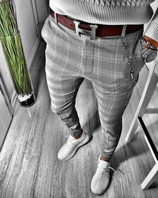 С чем носить брюки чинос в шотландскую клетку в 30 лет в теплую погоду: Серый вязаный свитер и брюки чинос в шотландскую клетку — необходимые вещи в гардеробе парней с чувством стиля. Этот лук отлично дополнят серые кроссовки.