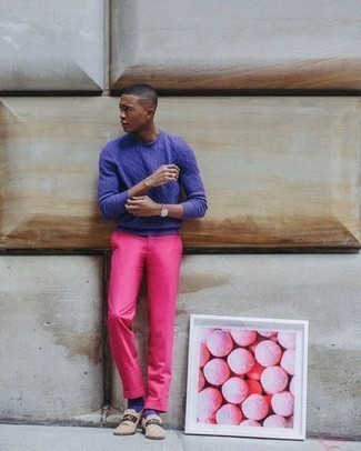 С чем носить розовые брюки чинос: Фиолетовый вязаный свитер в паре с розовыми брюками чинос — превосходная идея для создания мужского лука в стиле элегантной повседневности. Хотел бы сделать образ немного элегантнее? Тогда в качестве обуви к этому образу, стоит обратить внимание на бежевые замшевые лоферы.