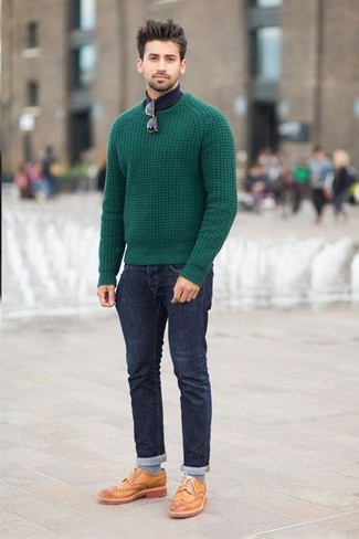 Модный лук: темно-зеленый вязаный свитер, темно-синяя водолазка, темно-синие джинсы, светло-коричневые кожаные броги