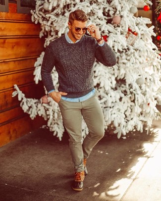 Какой зимние ботинки носить с темно-серым вязаным свитером мужчине: Темно-серый вязаный свитер и оливковые брюки чинос — идеальный выбор, если ты ищешь простой, но в то же время стильный мужской лук. Такой образ несложно приспособить к повседневным нуждам, если закончить его зимними ботинками.