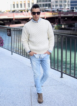 Как носить джинсы с вязаным свитером мужчине в теплую погоду в стиле смарт-кэжуал: Лук из вязаного свитера и джинсов позволит выглядеть аккуратно, но при этом выразить твою индивидуальность. Теперь почему бы не добавить в повседневный ансамбль толику изысканности с помощью коричневых замшевых повседневных ботинок?