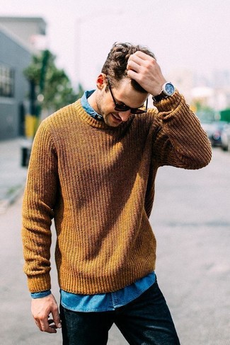 С чем носить зелено-желтый вязаный свитер в 20 лет мужчине: Зелено-желтый вязаный свитер и черные джинсы — выбирай этот образ, если не боишься находиться в центре внимания.