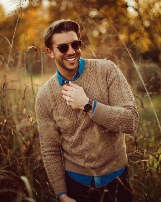 С чем носить темно-коричневый вязаный свитер в 20 лет мужчине: Такой мужской ансамбль из темно-коричневого вязаного свитера и черных джинсов выглядит очень эффектно, и ты точно не останешься без женского внимания.