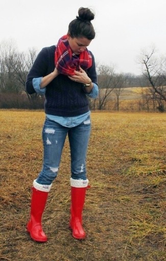 С чем носить красный шарф в шотландскую клетку женщине в спортивном стиле: Темно-синий вязаный свитер и красный шарф в шотландскую клетку позволят составить простой и комфортный лук для выходного в парке или шоппинга. Поклонницы смелых сочетаний могут завершить лук красными резиновыми сапогами.