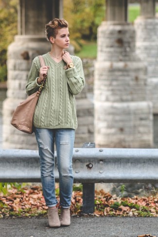 С чем носить голубые рваные джинсы в 30 лет женщине весна в стиле кэжуал: Зеленый вязаный свитер и голубые рваные джинсы — великолепное решение для модниц, которые никогда не сидят на месте. Прекрасно здесь будут выглядеть серые замшевые ботильоны. Несомненно, подобный образ будет смотреться с иголочки весной, когда термометры начинают показывать более теплую температуру.