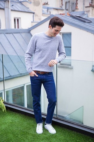 Модный лук: серый вязаный свитер, синие джинсы, белые кожаные низкие кеды, коричневый кожаный ремень