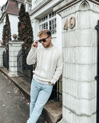 С чем носить белый вязаный свитер мужчине: Тандем белого вязаного свитера и голубых джинсов выглядит привлекательно и нескучно. В сочетании с этим луком органично смотрятся белые низкие кеды из плотной ткани.