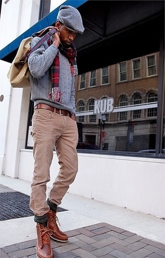 Какие вязаные свитера носить с коричневыми повседневными ботинками мужчине: Дуэт вязаного свитера и светло-коричневых джинсов как нельзя лучше подчеркнет твою мужественность. Разбавить образ и добавить в него чуточку классики позволят коричневые повседневные ботинки.