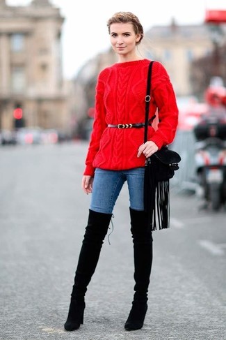 Модный лук: красный вязаный свитер, синие джинсы скинни, черные замшевые ботфорты, черная замшевая сумка через плечо c бахромой