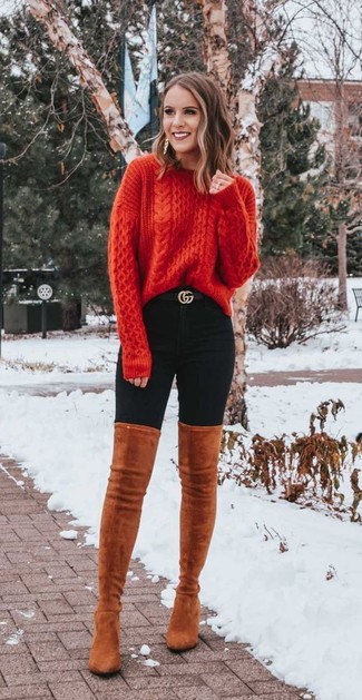 С чем носить темно-красный вязаный свитер женщине в теплую погоду: Если ты принадлежишь к той немногочисленной группе леди, хорошо ориентирующихся в модных тенденциях, тебе полюбится сочетание темно-красного вязаного свитера и черных джинсов скинни. Если ты любишь смелые настроения в своих луках, заверши этот табачными замшевыми ботфортами.