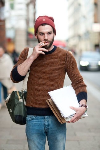 С чем носить табачный свитер мужчине в теплую погоду в стиле кэжуал: Табачный свитер и синие джинсы — прекрасная идея для простого, но модного мужского ансамбля.
