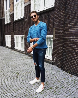 С чем носить синие зауженные джинсы мужчине весна в спортивном стиле: Если ты делаешь ставку на комфорт и функциональность, синий вязаный свитер и синие зауженные джинсы — прекрасный выбор для модного повседневного мужского ансамбля. В сочетании с этим ансамблем наиболее гармонично смотрятся белые кожаные низкие кеды. Несомненно, такой образ будет выглядеть невероятно модно в межсезонье, когда холодная пора отступает и сменяется в весенне-осенний период.