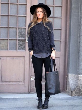 С чем носить темно-серый вязаный свитер женщине в стиле смарт-кэжуал: Такое простое и функциональное сочетание вещей, как темно-серый вязаный свитер и черные брюки чинос, нравится женщинам, которые любят проводить дни в постоянном движении. Черные кожаные ботинки на шнуровке — беспроигрышный выбор, чтобы дополнить образ.