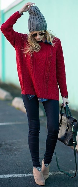 С чем носить серые носки женщине осень в стиле смарт-кэжуал: Сочетание красного вязаного свитера и серых носков пользуется большой популярностью среди ценительниц удобной одежды. В сочетании с этим образом наиболее удачно выглядят бежевые замшевые ботильоны. Само собой разумеется, такой лук будет превосходной идеей в весенне-осенний период.