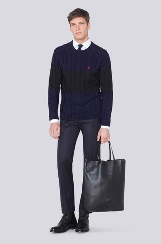 Модный лук: темно-синий вязаный свитер, белая классическая рубашка, черные классические брюки, черные кожаные повседневные ботинки