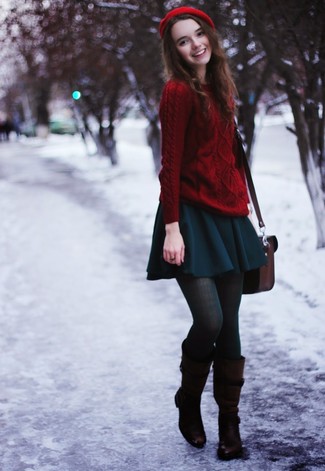 Модный лук: красный вязаный свитер, темно-бирюзовая короткая юбка-солнце, темно-коричневые кожаные сапоги, темно-красная кожаная сумка-саквояж
