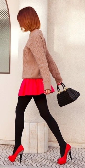 Модный лук: розовый вязаный свитер, красная короткая юбка-солнце, красные замшевые туфли, черный кожаный стеганый клатч