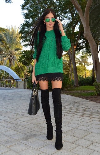 Модный лук: зеленый вязаный свитер, черная кружевная мини-юбка, черные замшевые ботфорты, черная кожаная большая сумка