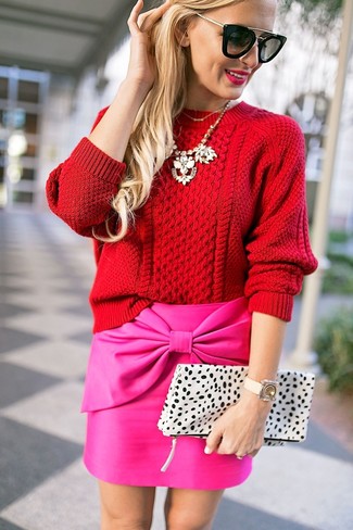 С чем носить ярко-розовую юбку в 30 лет в теплую погоду: Красный вязаный свитер и ярко-розовая юбка — рассмотри этот ансамбль, если не боишься оказаться в центре внимания.