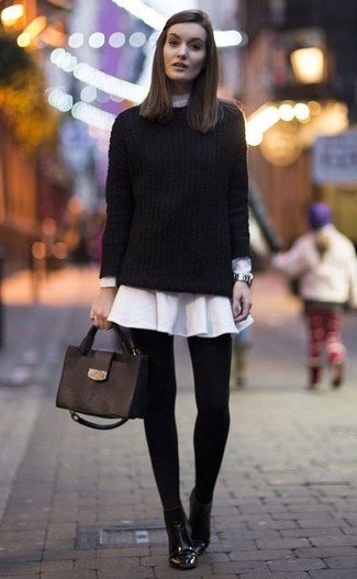 Модный лук: черный вязаный свитер, белое платье-рубашка, черные кожаные ботильоны, черная кожаная сумка-саквояж