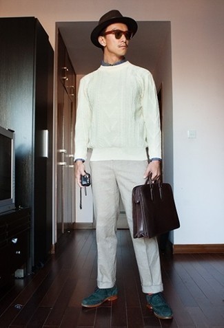 Как носить вязаный свитер с брогами в 30 лет: Тандем вязаного свитера и бежевых брюк чинос позволит составить необычный мужской лук в непринужденном стиле. Что до обуви, можно отдать предпочтение классическому стилю и выбрать броги.