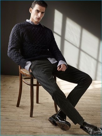 С чем носить темно-синий вязаный свитер мужчине осень: Темно-синий вязаный свитер и темно-серые брюки чинос в вертикальную полоску — отличный лук, если ты хочешь составить расслабленный, но в то же время стильный мужской лук. Закончив образ черными кожаными повседневными ботинками, можно получить неожиданный результат. Нам очень по душе такой образ на тот период, когда столбик термометра неуклонно ползет вниз.