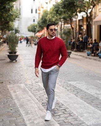 С чем носить красный вязаный свитер мужчине: Красный вязаный свитер и серые брюки чинос — необходимые вещи в арсенале мужчин с чувством стиля. Любишь поэкспериментировать? Тогда дополни лук белыми низкими кедами из плотной ткани.