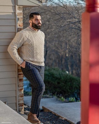 Как носить вязаный свитер с брогами в 30 лет: Сочетание вязаного свитера и темно-синих брюк чинос в клетку позволит подчеркнуть твою индивидуальность и выигрышно выделиться из общей массы. Хочешь сделать образ немного элегантнее? Тогда в качестве обуви к этому луку, выбери броги.