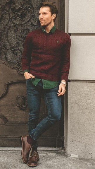 Как носить темно-красный вязаный свитер с темно-синими джинсами мужчине: Темно-красный вязаный свитер и темно-синие джинсы — великолепный вариант, если ты ищешь расслабленный, но в то же время стильный мужской образ. Если тебе нравится смешивать в своих луках разные стили, на ноги можно надеть коричневые кожаные броги.