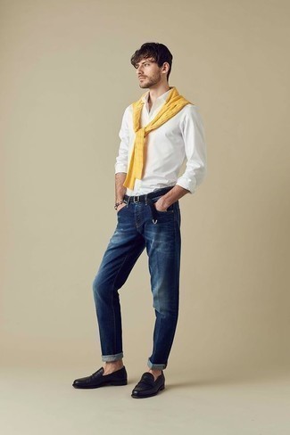 Какие лоферы носить с темно-синими джинсами в 20 лет мужчине весна: Комбо из желтого вязаного свитера и темно-синих джинсов поможет составить модный мужской образ. Закончив образ лоферами, ты привнесешь в него классическую нотку. Когда холодная пора сменяется более теплыми деньками, мы снимаем тяжелые дубленки и толстые пуховики и начинаем поиски свежих весенних луков. Такой лук станет замечательным вдохновением.