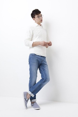 Модный лук: белый вязаный свитер, белая рубашка с длинным рукавом, синие джинсы, голубые слипоны из плотной ткани