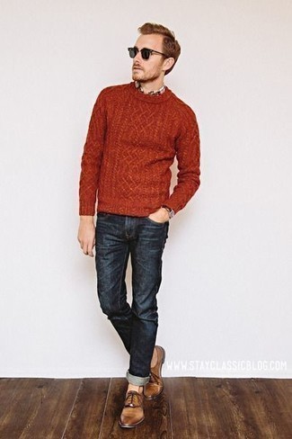 С чем носить темно-красный вязаный свитер мужчине в стиле смарт-кэжуал: Темно-красный вязаный свитер и темно-синие джинсы — отличный выбор, если ты ищешь простой, но в то же время модный мужской ансамбль. Любишь яркие идеи? Закончи лук светло-коричневыми кожаными оксфордами.