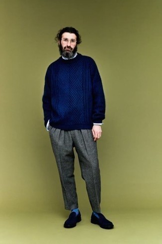 С чем носить темно-синий вязаный свитер за 40 лет мужчине: Темно-синий вязаный свитер и серые шерстяные классические брюки помогут создать элегантный мужской образ. Весьма органично здесь смотрятся темно-синие замшевые лоферы.