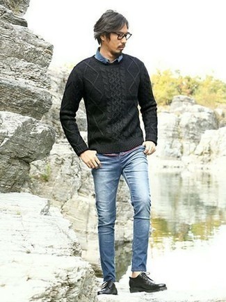 Модный лук: темно-серый вязаный свитер, синяя рубашка с коротким рукавом в шотландскую клетку, синие джинсы, черные кожаные туфли дерби