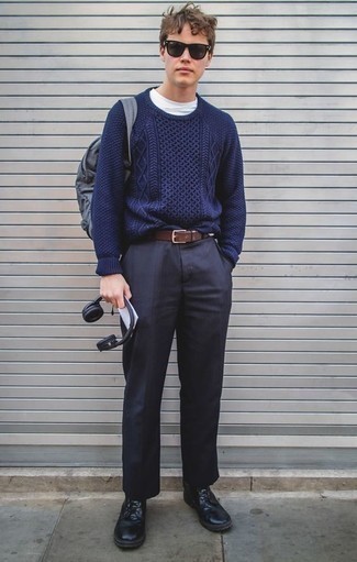С чем носить темно-синий вязаный свитер мужчине весна: Темно-синий вязаный свитер и темно-синие классические брюки — идеальный выбор для выхода в свет. Ты сможешь легко приспособить такой лук к повседневным нуждам, надев черными кожаными повседневными ботинками. Если ты пребываешь в по-настоящему весеннем настроении, это сочетание будет под стать.