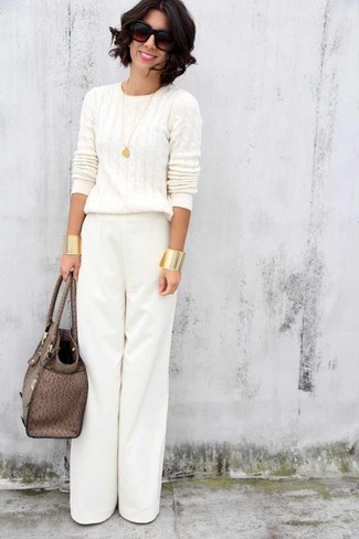 Модный лук: белый вязаный свитер, белые широкие брюки, коричневая кожаная большая сумка, темно-коричневые солнцезащитные очки