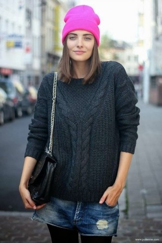 С чем носить черно-белый вязаный свитер женщине: Черно-белый вязаный свитер и темно-синие джинсовые рваные шорты — стильный выбор дам, которые никогда не могут усидеть на месте.