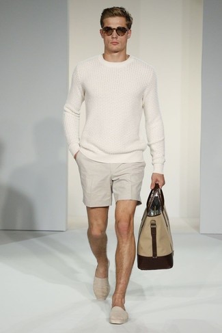 Модный лук: белый вязаный свитер, бежевые шорты, бежевые эспадрильи из плотной ткани, светло-коричневая большая сумка из плотной ткани