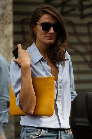 С чем носить золотой клатч: Голубая блуза на пуговицах и золотой клатч — отличное решение для дам, которые постоянно в движении.