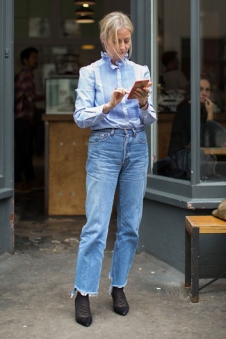 С чем носить синие джинсы женщине весна в стиле смарт-кэжуал: Голубая блуза на пуговицах с вышивкой и синие джинсы — великолепная идея для несложного, но стильного лука. В сочетании с этим образом выгодно будут выглядеть черные замшевые туфли. Разве это не чудесное решение для того времени, когда зимний сезон отступает и сменяется более теплыми деньками?