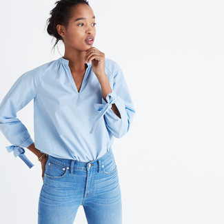 С чем носить голубую блузку в 20 лет: Голубая блузка и голубые джинсы скинни вне всякого сомнения украсят гардероб любой современной девушки.