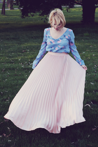 С чем носить длинную юбку в 30 лет: Голубая блузка с длинным рукавом с цветочным принтом и длинная юбка — идеальный лук для прогулки с подругами или похода по магазинам.