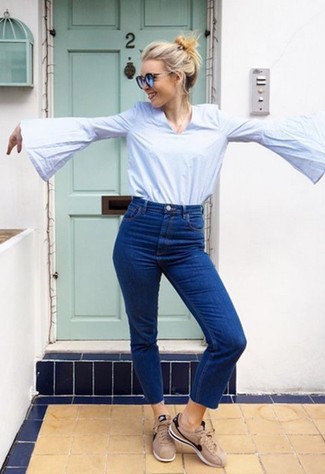 Какие блузки с длинным рукавом носить с синими джинсами в 30 лет весна: Блузка с длинным рукавом и синие джинсы — беспроигрышный вариант, если ты ищешь простой, но в то же время модный ансамбль. Почему бы не добавить в этот наряд немного фривольности с помощью светло-коричневых низких кед? Когда холодная пора отступает и сменяется в весеннее время года, всегда хочется выглядеть свежо и стильно. Подобный образ точно поможет достичь желаемого.