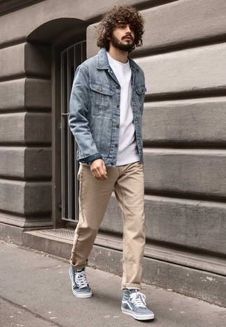 С чем носить бирюзовые высокие кеды из плотной ткани в 20 лет мужчине: Голубая джинсовая куртка будет смотреться отлично с светло-коричневыми джинсами. Смелые мужчины завершат образ бирюзовыми высокими кедами из плотной ткани.