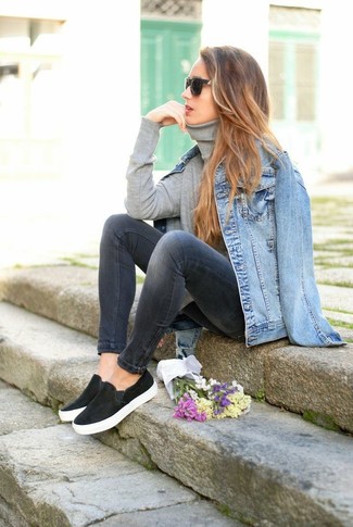 С чем носить серые джинсы в 30 лет женщине: Сочетание голубой джинсовой куртки и серых джинсов ориентировано на современную модницу, ведущую динамичный образ жизни. Черные замшевые низкие кеды стильно дополнят этот лук.