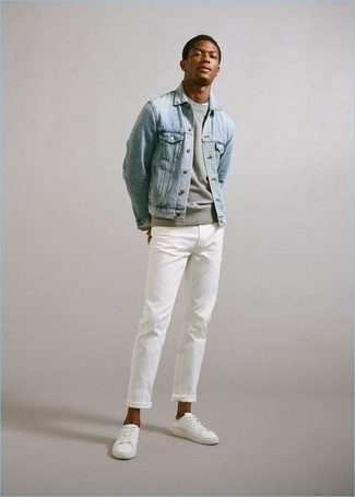 Модный лук: голубая джинсовая куртка, серый свитшот, белые джинсы, белые низкие кеды из плотной ткани