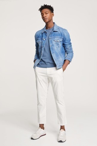 Как носить голубую джинсовую куртку с белыми брюками чинос лето: Голубая джинсовая куртка в сочетании с белыми брюками чинос позволит составить стильный мужской лук. Любители незаезженных вариантов могут дополнить образ белыми кроссовками. Идеальный выбор на лето.